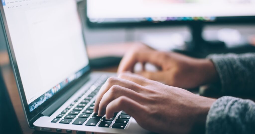 MacBookでブログを執筆する様子