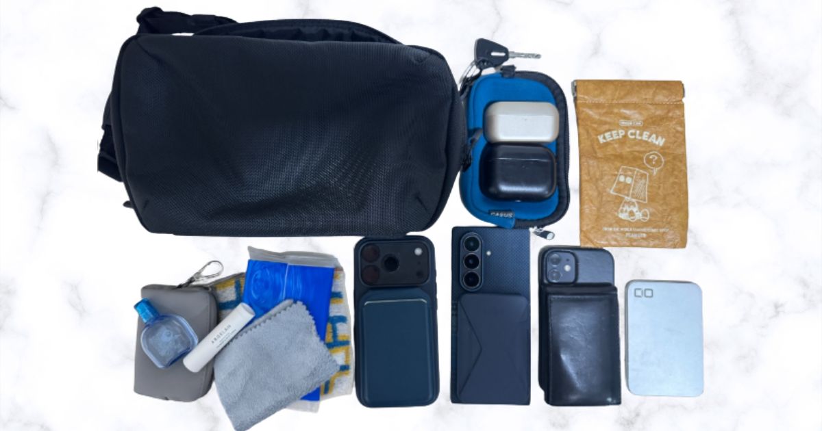TECHPACK POUCH MAXの中身を全部広げた俯瞰写真