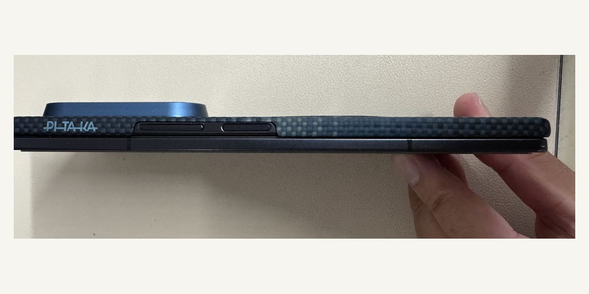 Galaxy Z Fold7を閉じた状態の側面。ケース装着時の厚みが分かる角度