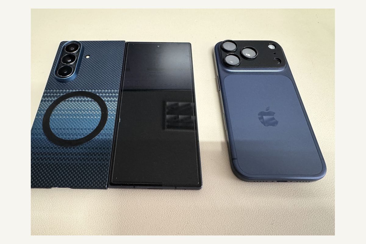 Galaxy Z Fold7とiPhone 17 Proを並べた実機写真。どちらもケースを装着