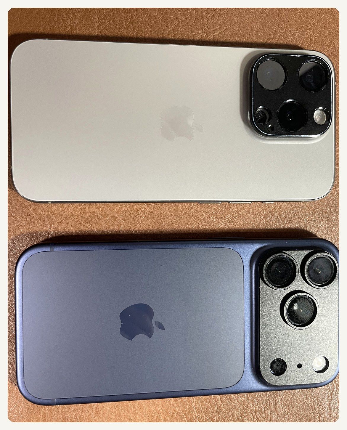 3年使ったiPhone 15 Proの背面と、ケースを付けたiPhone 17 Proを並べた写真